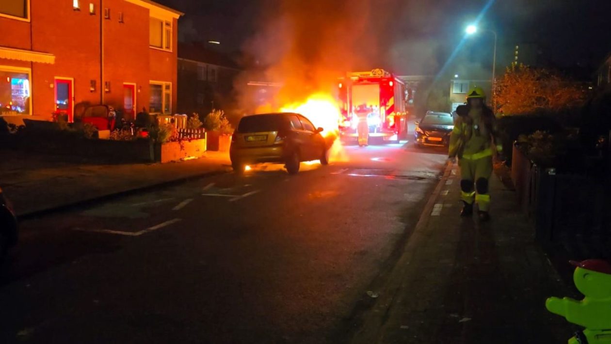 Autobrand in Velp: politie vermoedt brandstichting Foto: Sebastiaan Kleijn