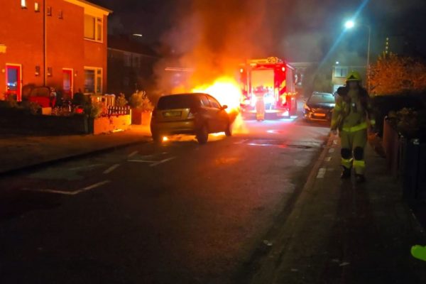 Autobrand in Velp: politie vermoedt brandstichting Foto: Sebastiaan Kleijn