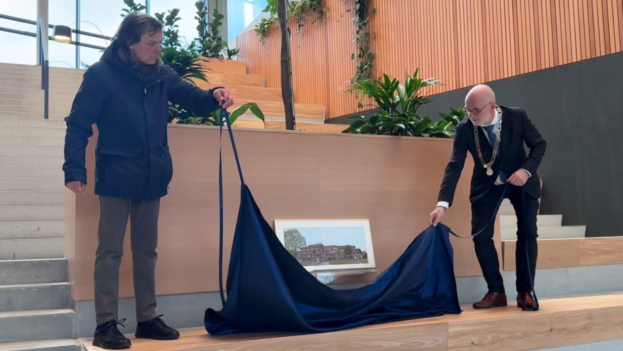 Kees Momma onthult pentekening van oud gemeentehuis in De Steeg Foto: Martin Slijper