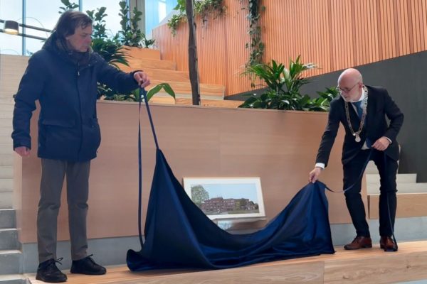 Kees Momma onthult pentekening van oud gemeentehuis in De Steeg Foto: Martin Slijper