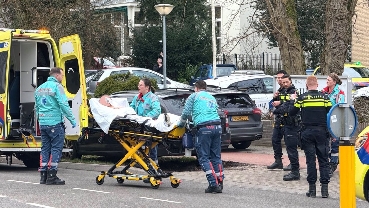 Meerdere gewonden bij steekincident azc Velp Foto: Martin Slijper