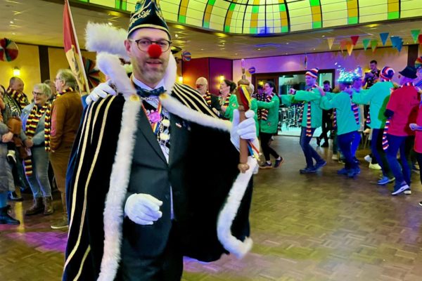 Prins Carnaval loopt voorop in de polonaise. Foto: Omroep Gelderland