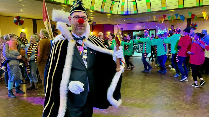 Prins Carnaval loopt voorop in de polonaise. Foto: Omroep Gelderland