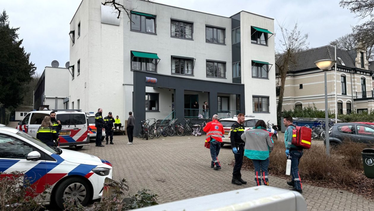 Meerdere gewonden bij steekincident azc Velp Foto: Martin Slijper