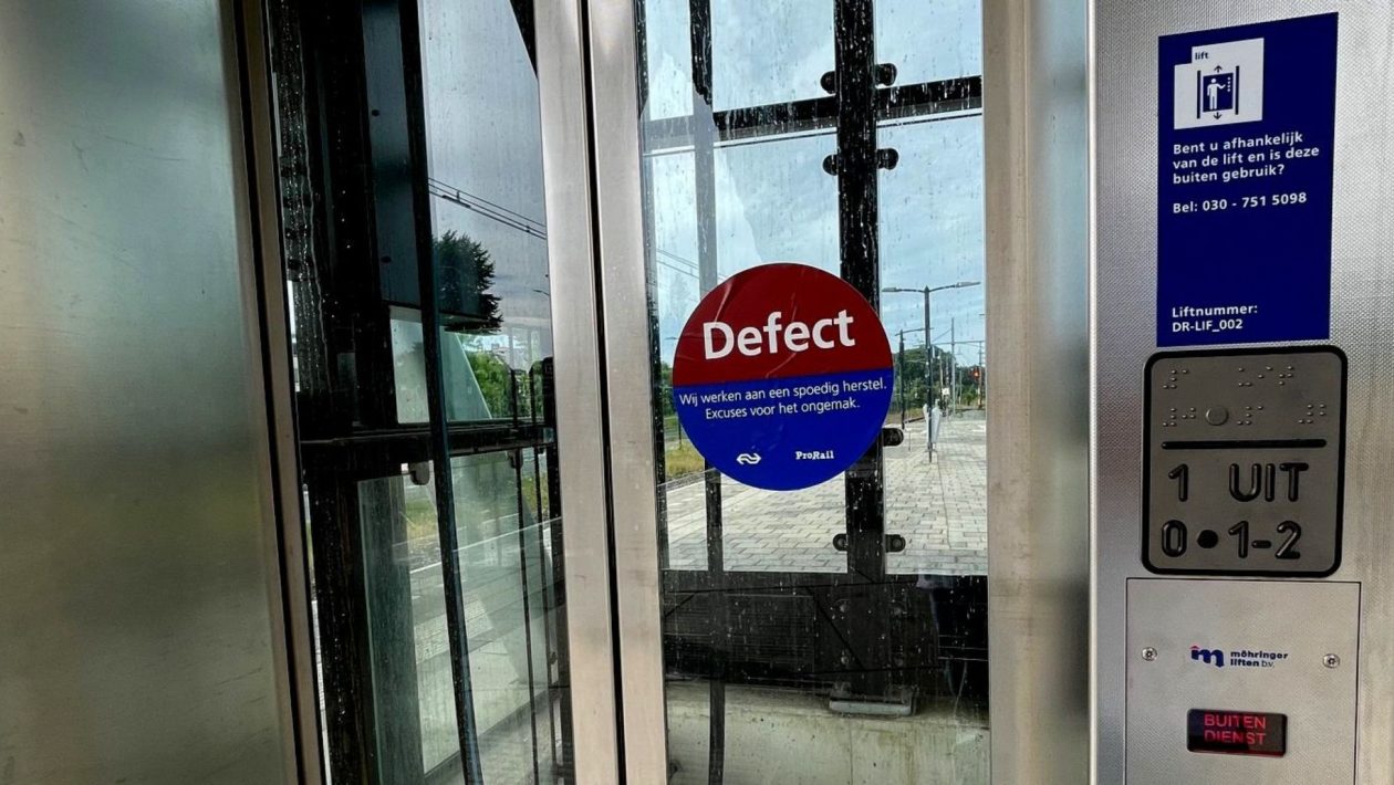 Niet toegankelijke lift op treinstation Dieren Foto: Martin Slijper