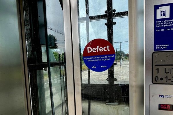 Niet toegankelijke lift op treinstation Dieren Foto: Martin Slijper