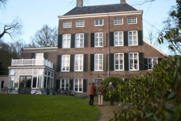 De Protestantse Kerk in Rozendaal lijkt op een oud pakhuis. Foto: Omroep Gelderland