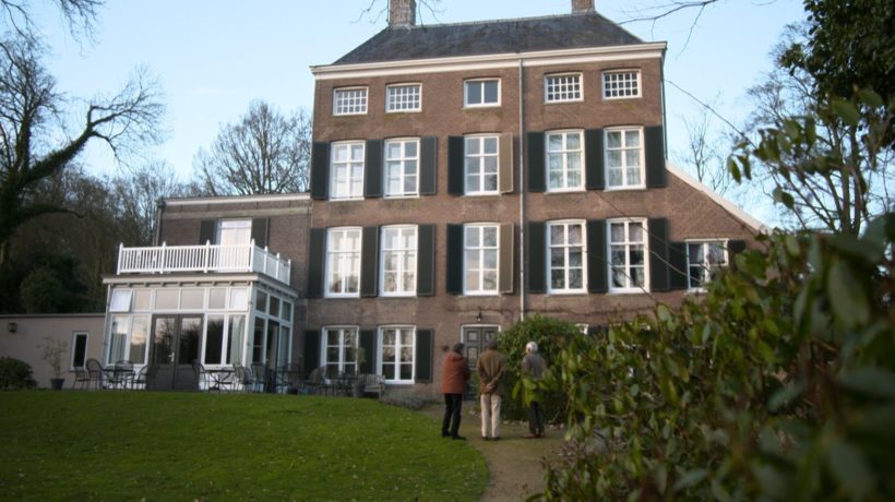 De Protestantse Kerk in Rozendaal lijkt op een oud pakhuis. Foto: Omroep Gelderland