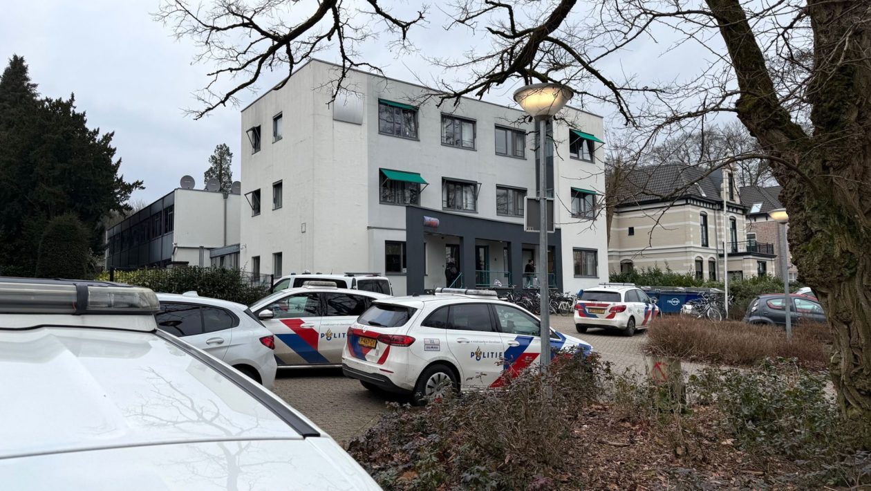 Aanhouding na steekincident bij AZC Velp Foto: Martin Slijper