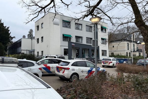 Aanhouding na steekincident bij AZC Velp Foto: Martin Slijper
