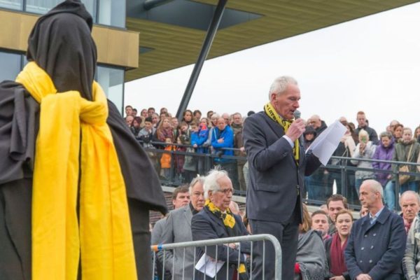 Jan Snellenburg spreekt supporters van Vitesse toe op Papendal Foto: Omroep Gelderland