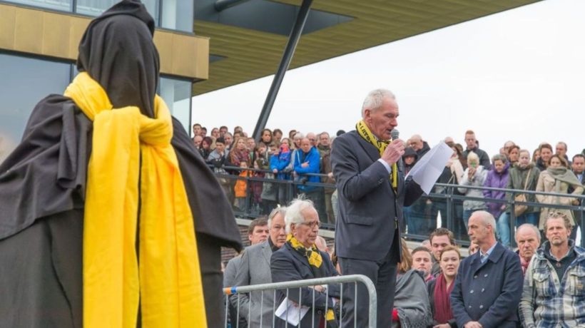 Jan Snellenburg spreekt supporters van Vitesse toe op Papendal Foto: Omroep Gelderland