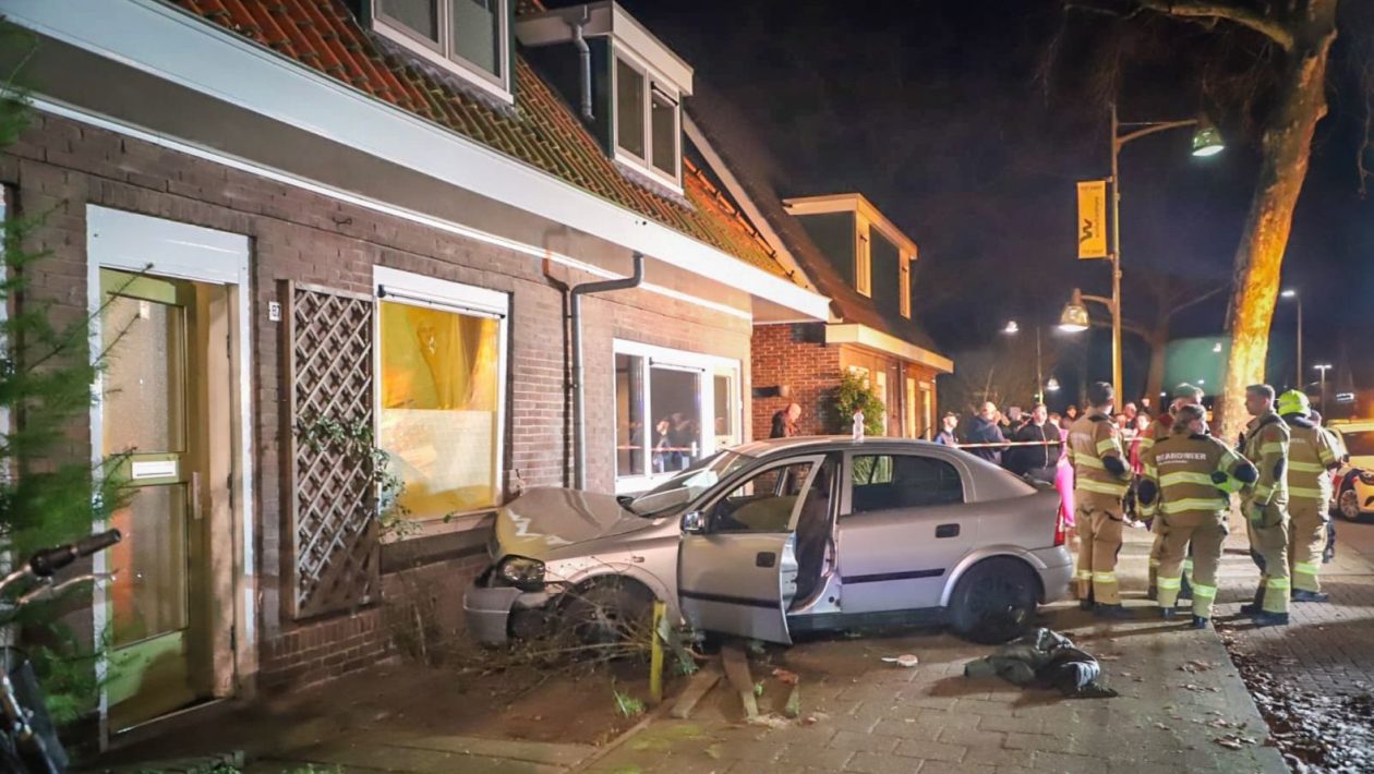 Auto vliegt uit bocht en knalt tegen woning in Dieren: bestuurder gewond Foto: Persbureau Heitink