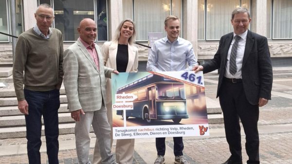Jongeren eisen nachtbus terug: VVD overhandigt petitie Foto: VVD Rheden
