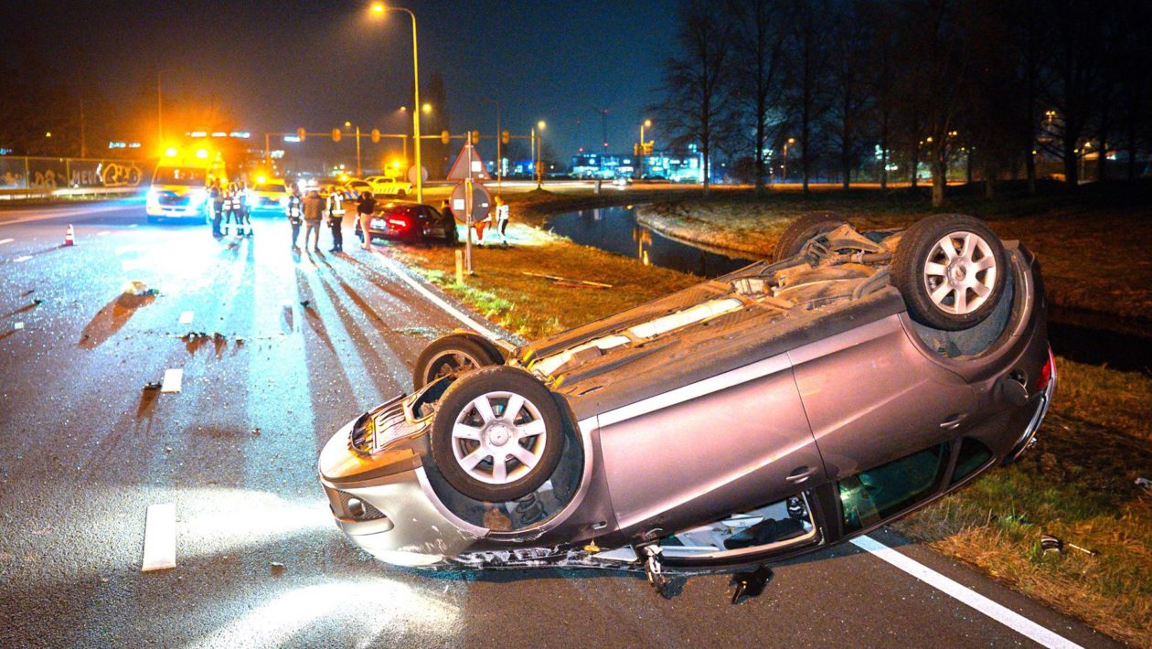 Auto over de kop bij ongeluk op knooppunt Velperbroek Foto: Persbureau Heitink