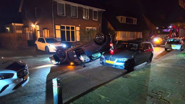 Auto op de kop in Velp