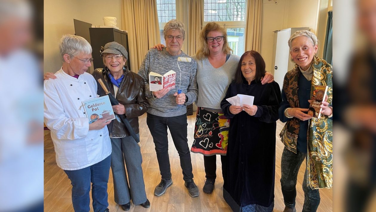 De 70-plussers treden op tijdens de boekenweek. Foto: Omroep Gelderland