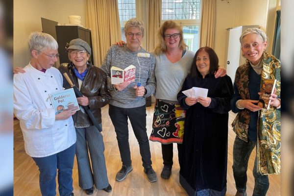 De 70-plussers treden op tijdens de boekenweek. Foto: Omroep Gelderland