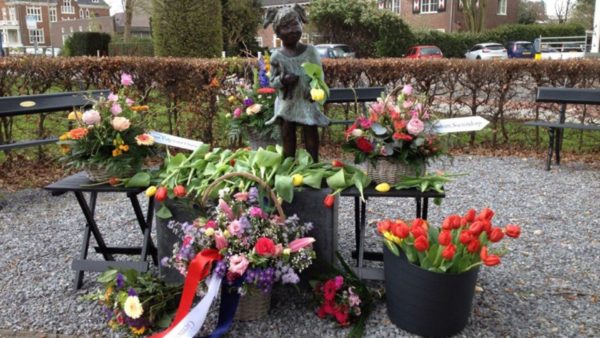 Velp voor Oranje Foto: Bloemlegging in Velp