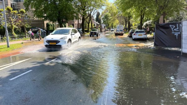 Waterleiding geraakt bij werkzaamheden GrootNyvendaal Velp Foto: Martin Slijper