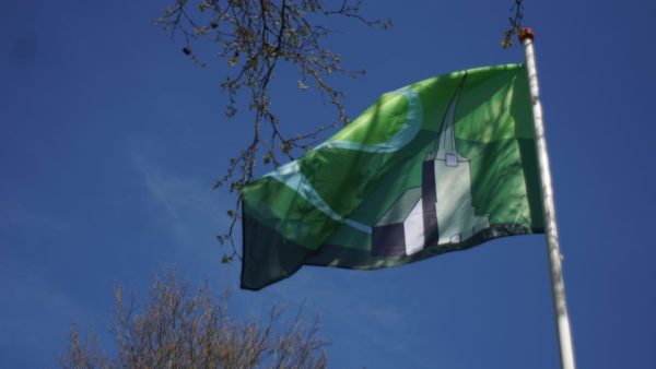 Spankeren onthult dorpsvlag tijdens bevrijdingsfeest Foto: Richard Luijken