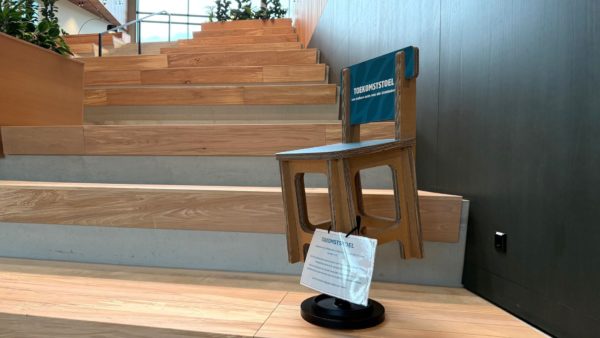 Kinderen onthullen Toekomststoel op de trap van het gemeentehuis Foto: Martin Slijper