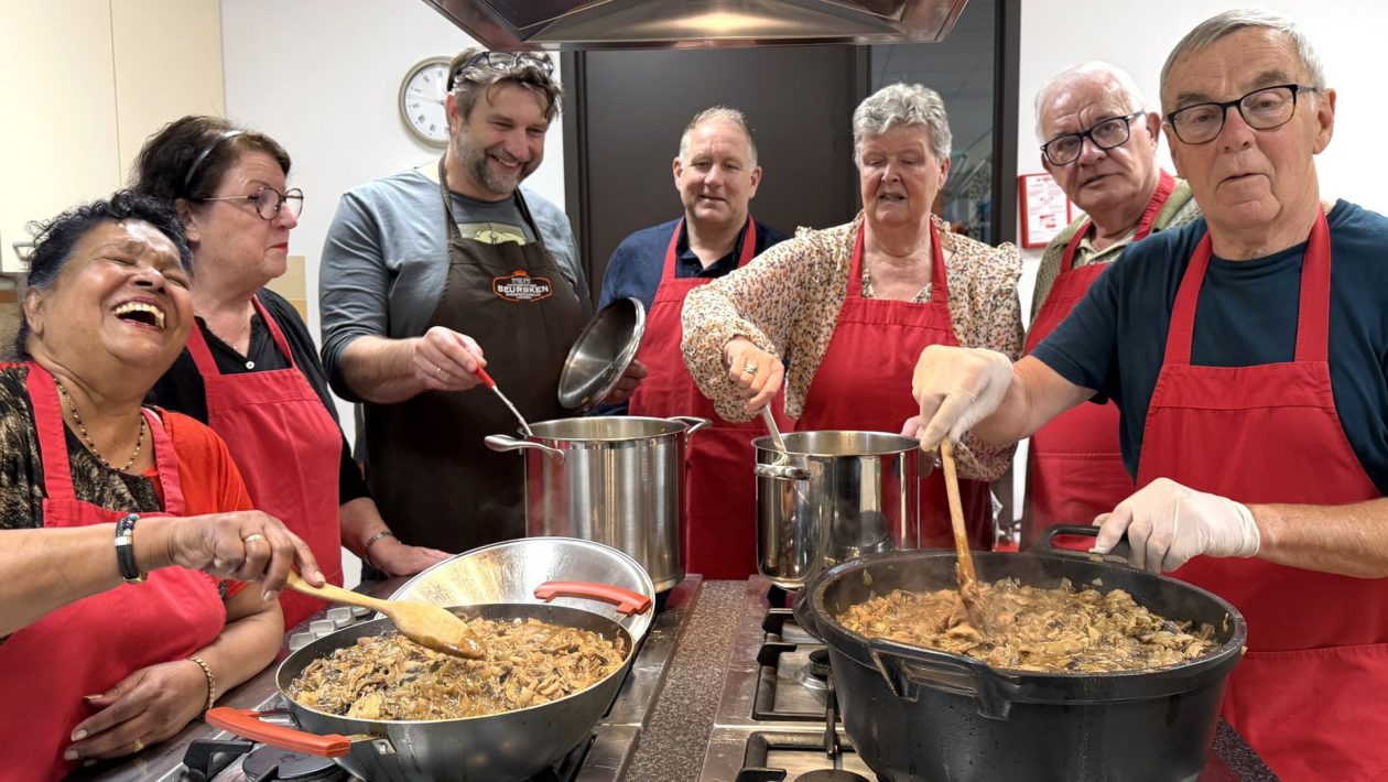 Wethouder helpt bij koken Bevrijdingsmaaltijd in Velp Foto: Martin Slijper