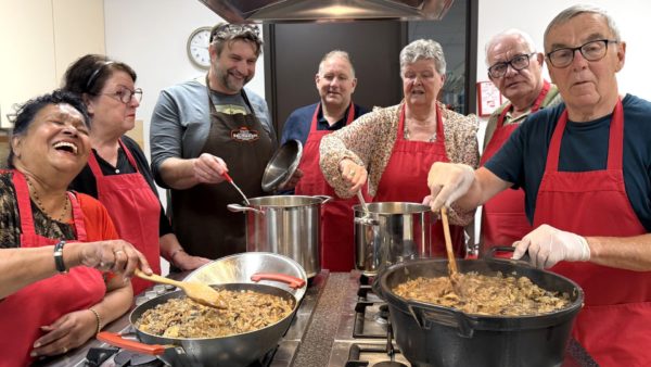 Wethouder helpt bij koken Bevrijdingsmaaltijd in Velp Foto: Martin Slijper