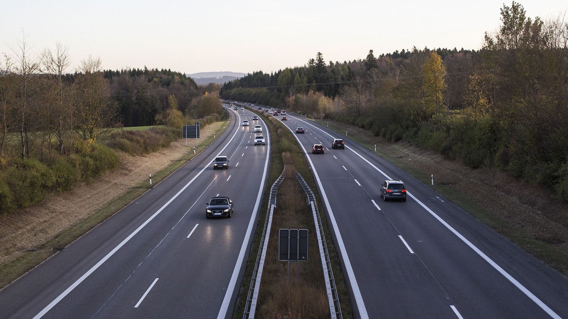 Auto brandt volledig uit op A50 bij Rozendaal