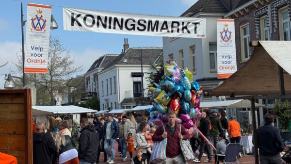 Koningsmarkt trekt ruim 30.000 mensen naar Velp Foto: Rob De Lelij