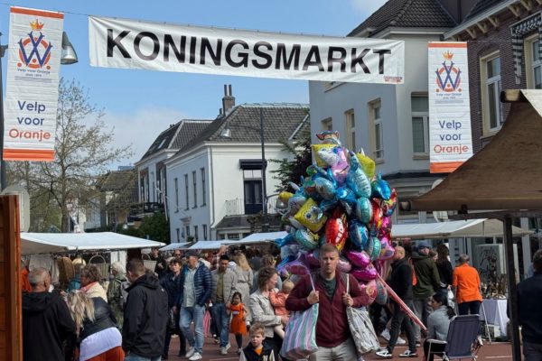 Koningsmarkt trekt ruim 30.000 mensen naar Velp Foto: Rob De Lelij