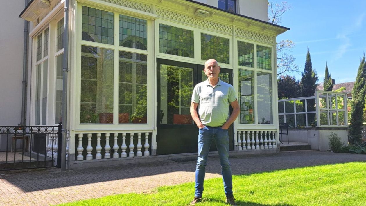 Hans Falkmann voor Rozenheuvel in Rozendaal. Hij gaat graag in gesprek met nieuwe vrijwilligers. Foto: Grieta Spannenburg