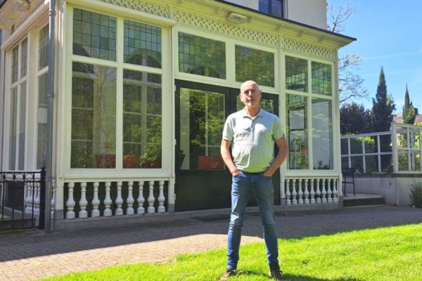 Hans Falkmann voor Rozenheuvel in Rozendaal. Hij gaat graag in gesprek met nieuwe vrijwilligers. Foto: Grieta Spannenburg