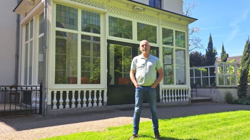 Hans Falkmann voor Rozenheuvel in Rozendaal. Hij gaat graag in gesprek met nieuwe vrijwilligers. Foto: Omroep Gelderland