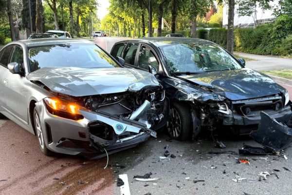 Twee auto's zwaar beschadigd bij botsing in Velp Foto: Martin Slijper