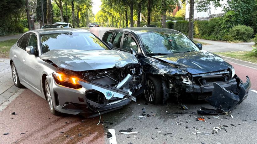 Twee auto's zwaar beschadigd bij botsing in Velp Foto: Martin Slijper