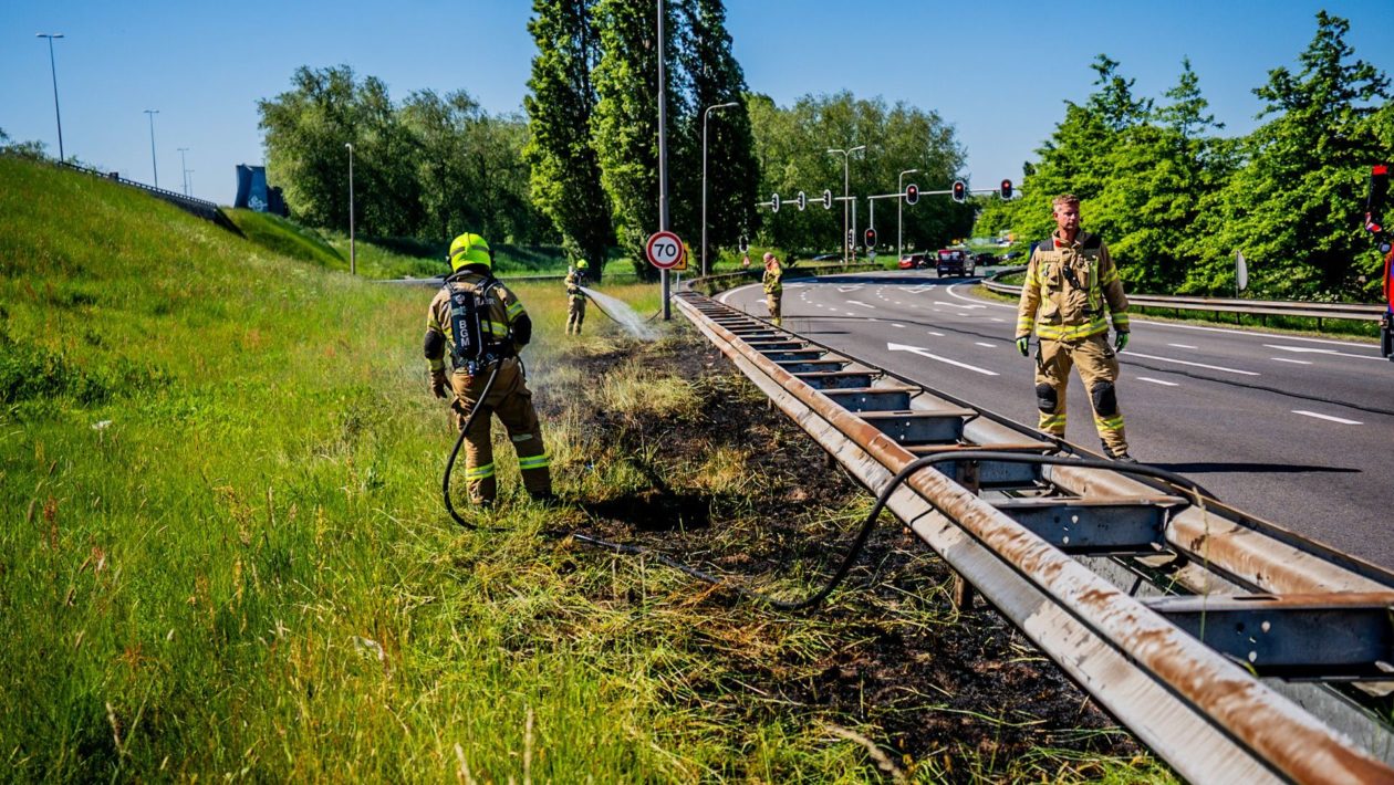 Brand langs A12 bij knooppunt Velperbroek Foto: Roland Heitink / Persbureau Heitink
