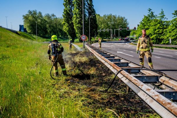 Brand langs A12 bij knooppunt Velperbroek Foto: Roland Heitink / Persbureau Heitink