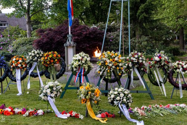 Dodenherdenking bij herdenkingsmonument in Velp Foto: Rob De Lelij