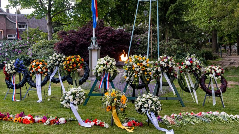Dodenherdenking bij herdenkingsmonument in Velp Foto: Rob De Lelij