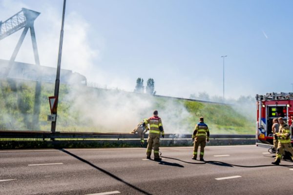 Brand langs A12 bij knooppunt Velperbroek Foto: Roland Heitink / Persbureau Heitink