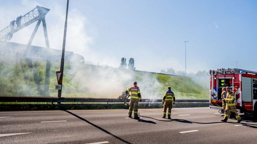 Brand langs A12 bij knooppunt Velperbroek Foto: Roland Heitink / Persbureau Heitink