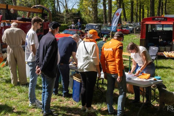 Oldtimers schitteren bij Oranje Klassieker Rit in Velp Foto: Rob De Lelij