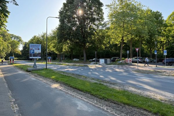 Parkeerplaats gemeentehuis De Steeg Foto: Martin Slijper