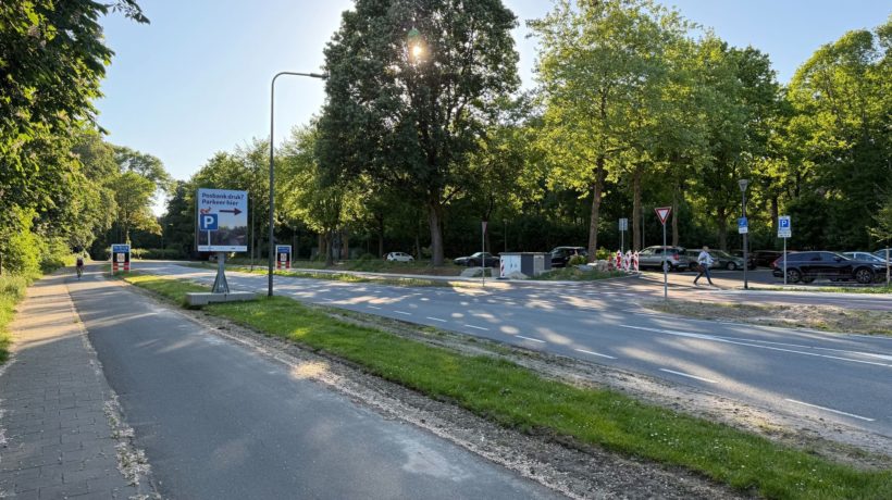 Parkeerplaats gemeentehuis De Steeg Foto: Martin Slijper