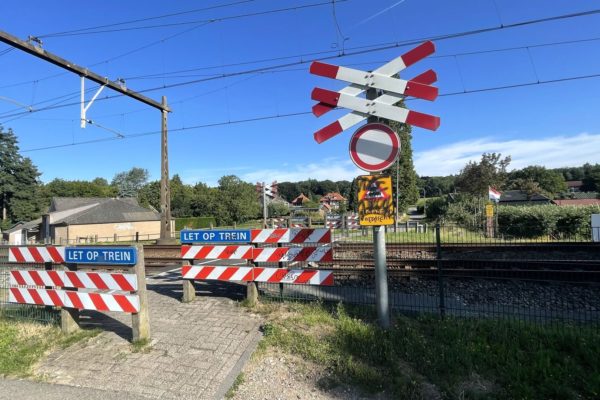 Buurtbewoners Lentsesteeg vertrouwen gemeente en Prorail niet Foto: Martin Slijper