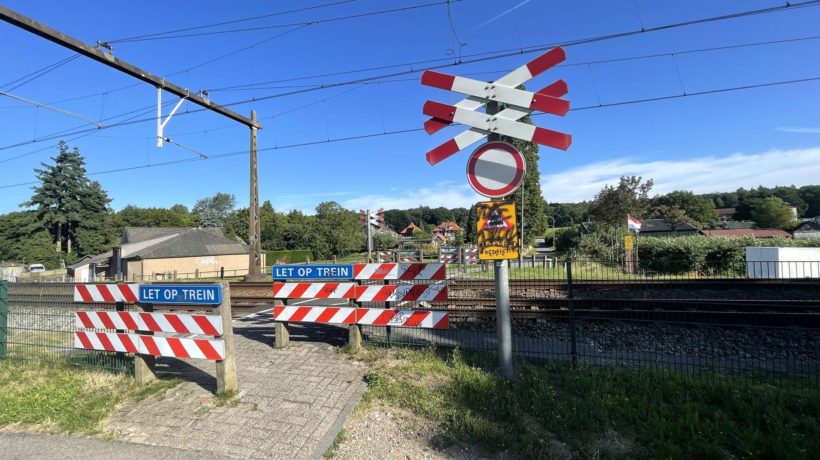 Buurtbewoners Lentsesteeg vertrouwen gemeente en Prorail niet Foto: Martin Slijper