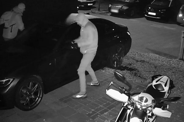 Dit tweetal steelt de buitenspiegels van een BMW in Velp. Foto: Omroep Gelderland