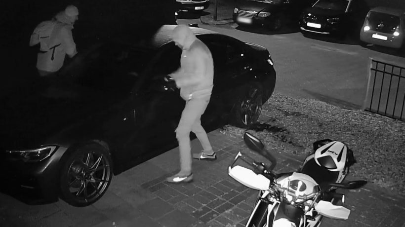 Dit tweetal steelt de buitenspiegels van een BMW in Velp. Foto: Omroep Gelderland