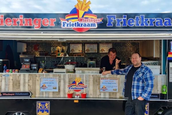 Ingo Halfweeg bij zijn oude frietkraam Foto: Wieringer Frietkraam
